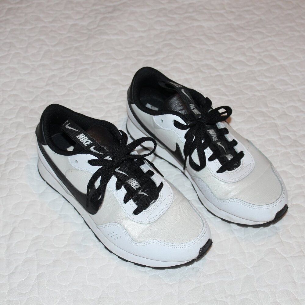Nike Valiant SE GS 'White Silver Black'